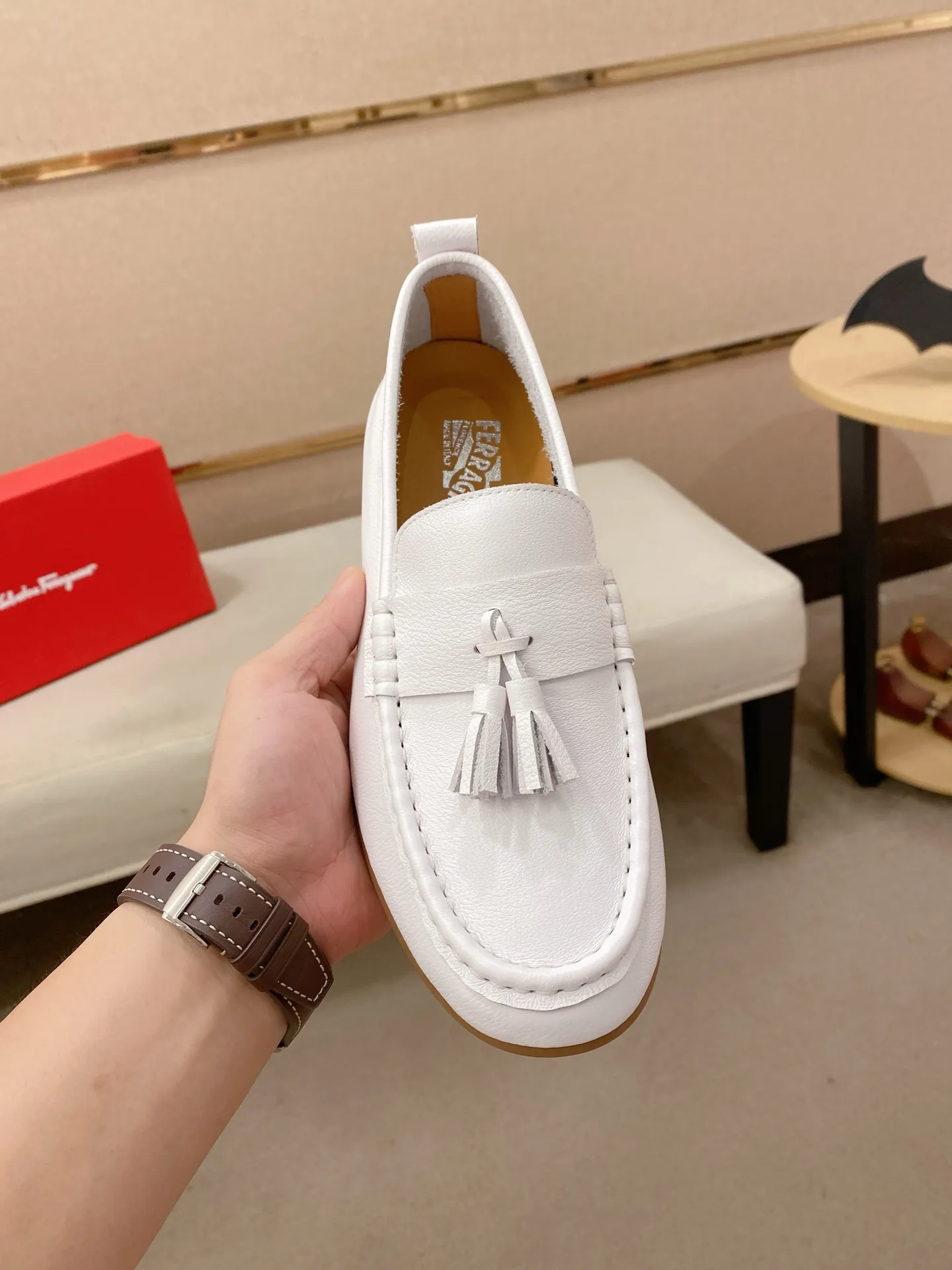 Factory price 500💰 Original Ferragamo men's shoes! The world's top brands...Luxury quality...//Fashion and high-end footwear 👍💪🏻...give you a low-key luxury comfort experience👍. The upper is made of pure Italian imported original cowhide and sweat-absorbent sheepskin lining. It is comfortable and breathable, high-end and classy... luxurious and noble!! .. OEM factory shipment [Hug] stall.. Original board. Welcome to taste..38--44.